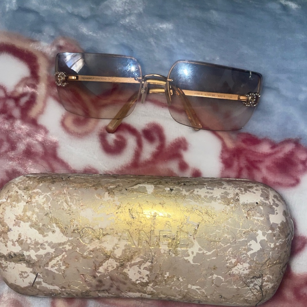 I’m selling a Chanel sunglasses